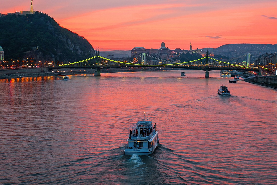 Naplementés budapesti vízi élmény